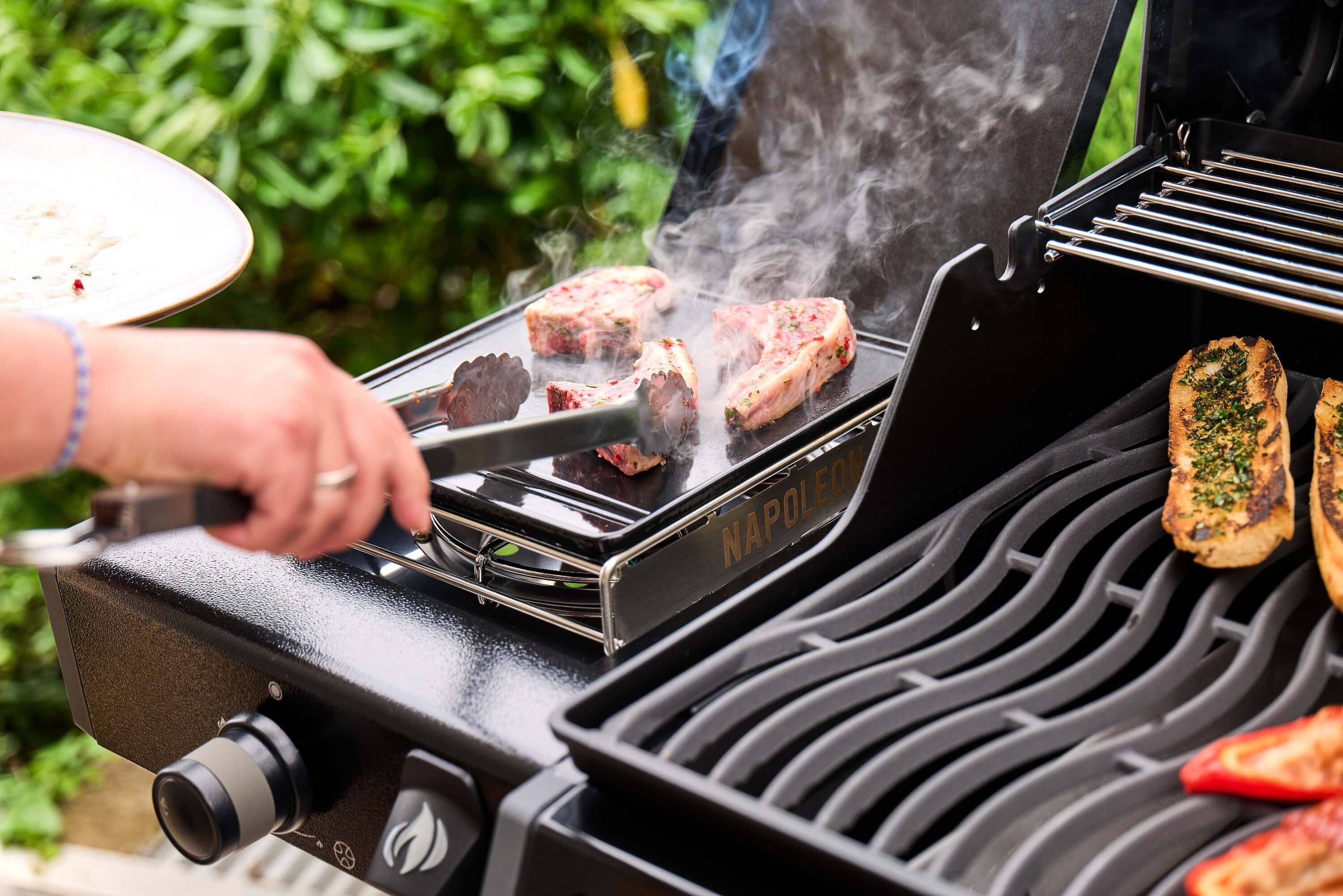 Napoleon Freestyle 365 Gasgrill Schwarz mit Sizzle Zone | Modell 2026