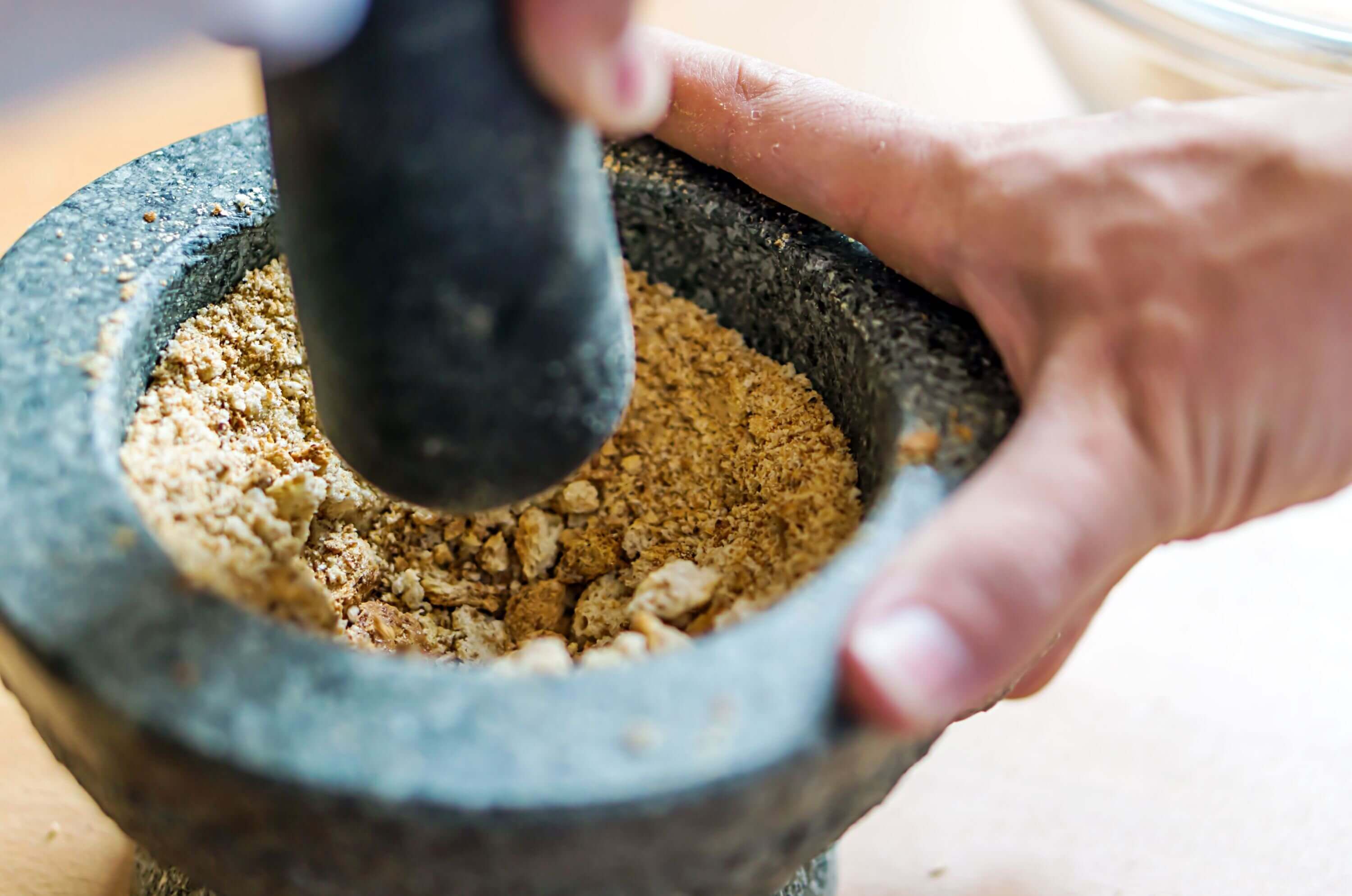 Frische Gewürze werden in einem Mörser zerkleinert, um einen hausgemachten Rub zu kreieren