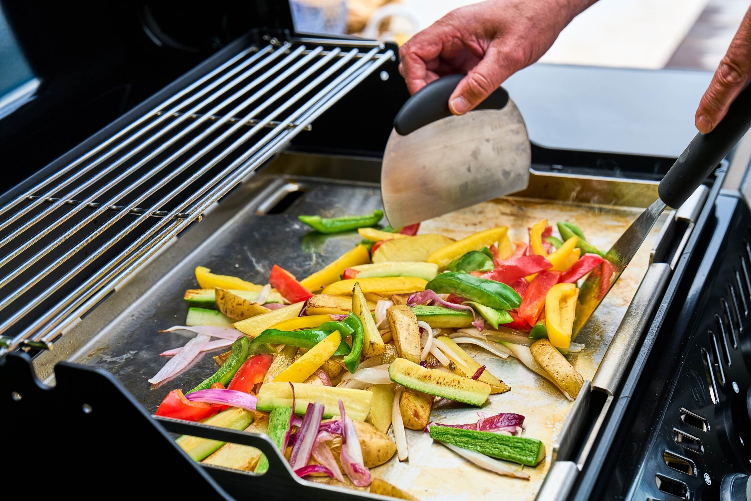 Napoleon Freestyle PRO 425 Gasgrill Schwarz mit Sizzle Zone | Modell 2026 Napoleon Freestyle PRO 425 Gasgrill Schwarz mit Sizzle Zone | Modell 2026