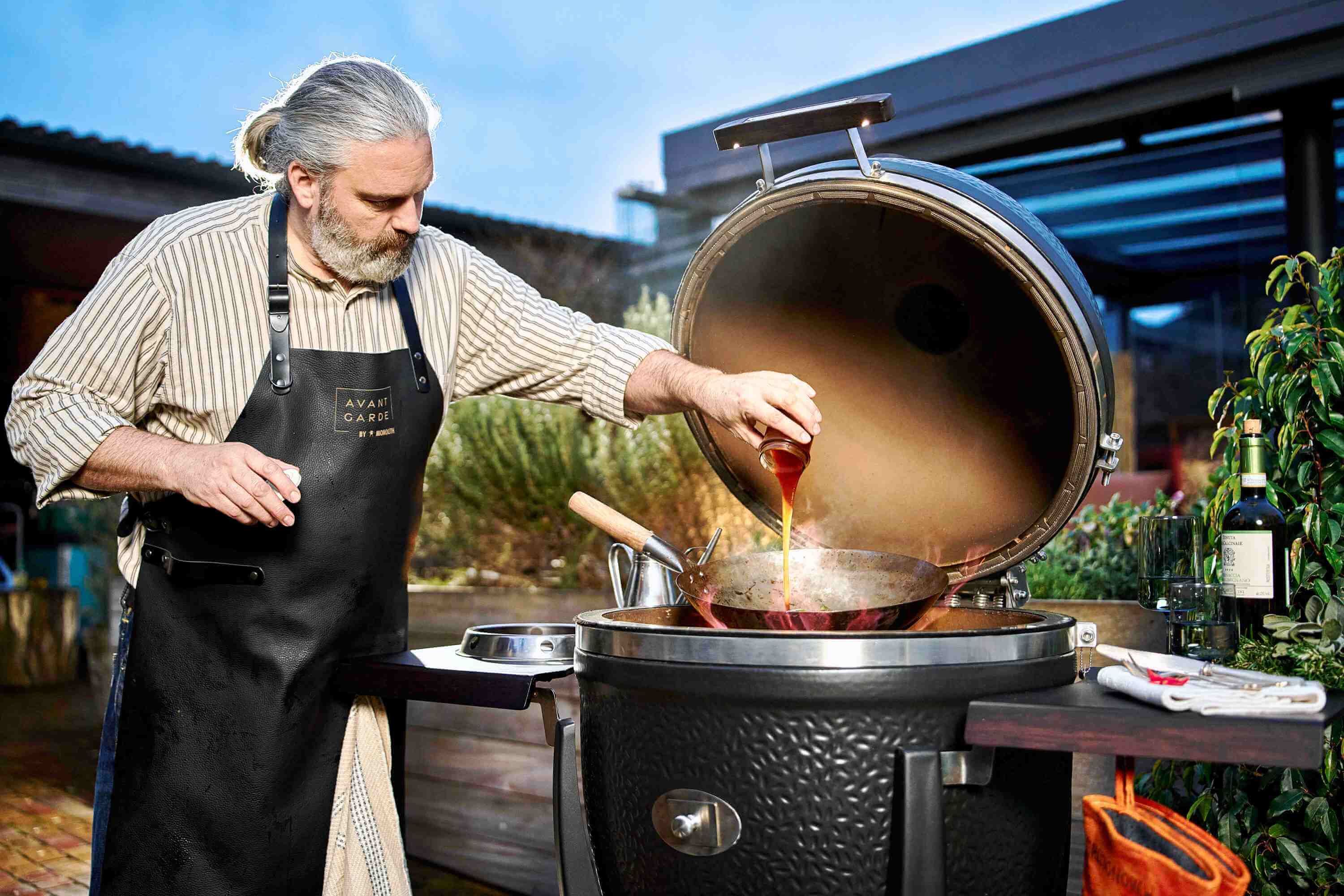 Lifestyle Bild eines Avantgarde Keramikgrills von Monolith