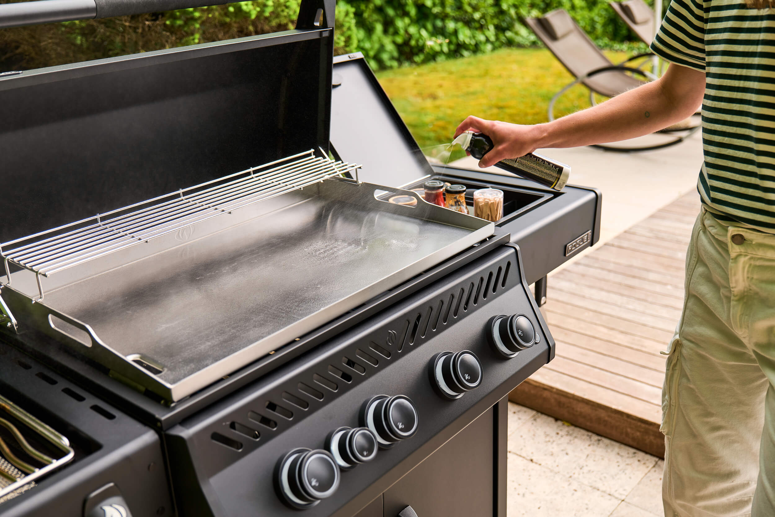 Napoleon Plancha Grill Phantom Rogue Pro 30 mit Sizzle Zone in mattschwarz mit Edelstahlplancha 70 x 44 cm – Produktbild 19
