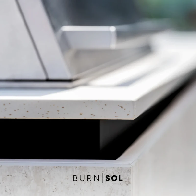 Helle, gesprenkelte Dekton-Arbeitsplatte einer BURN SOL im Detail