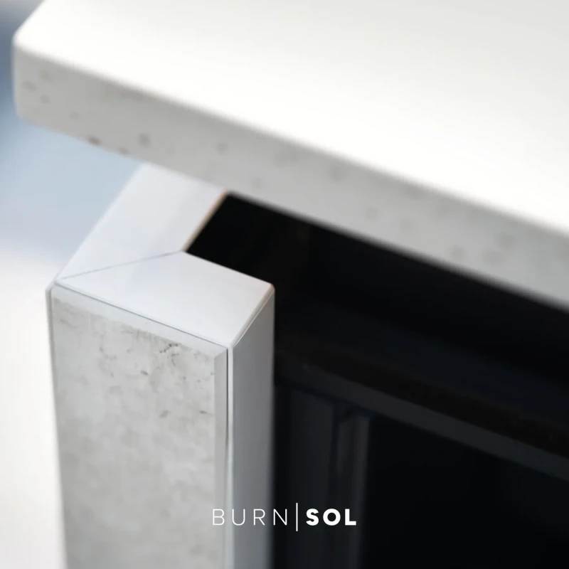 Eckverbindung von Arbeitsplatte und Front einer BURN SOL im Detail