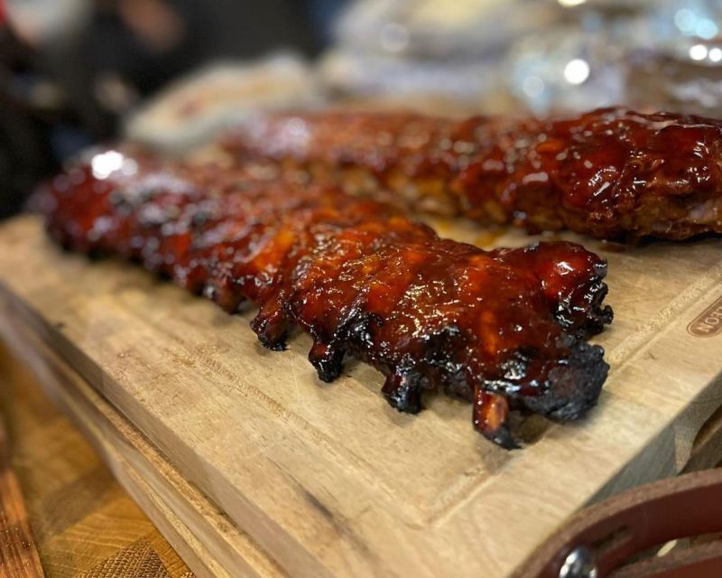 Glasierte Spareribs auf einem Holzbrett