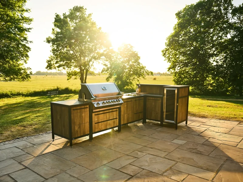 BURN BBQ Outdoorküche in Holzdekor auf einer Terrasse in der Abendsonne