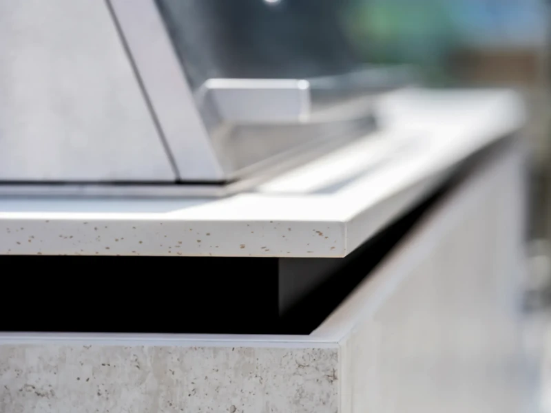 Kante der 2 cm starken Dekton-Arbeitsplatte einer BURN SOL im Detail