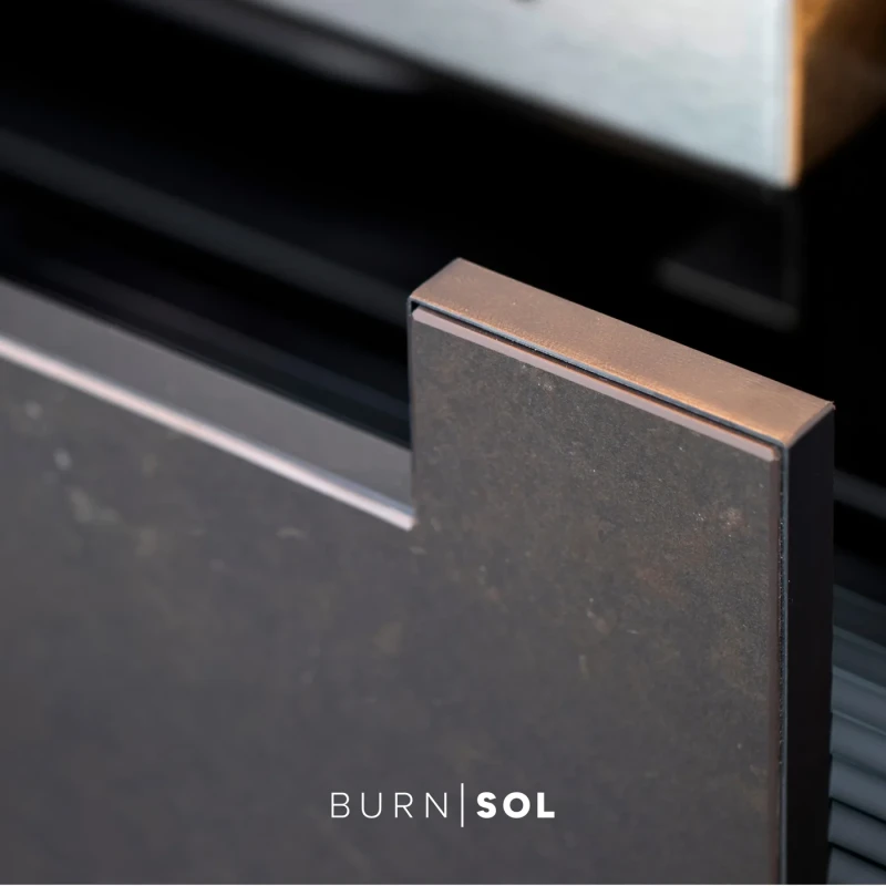 Dunkle Front einer BURN SOL mit Kantenleiste im Detail